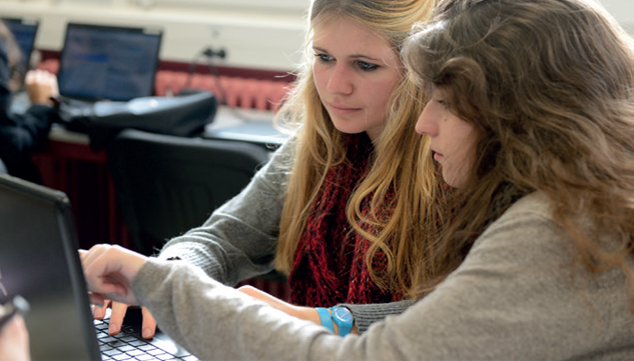 deux étudiantes regardent écran pc